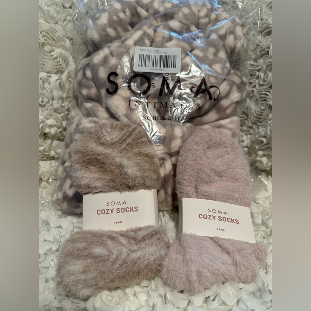 BNWT! Soma Plush Short Robe + fuzzy socks 2 packs💝
